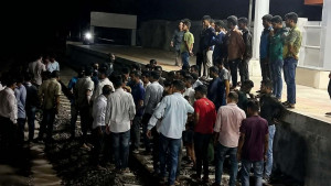 নারী যাত্রীকে উত্ত্যক্ত, গোপালগঞ্জে ঢাকাগামী ট্রেনে পাথর নিক্ষেপ