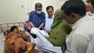 হাসপাতালে মজুত আছে, তবুও বাইরে থেকে স্যালাইন কিনতে বললেন নার্স