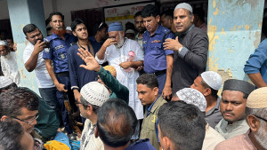প্যারোলে মুক্তি পেয়ে মায়ের জানাজায় অংশ নিলেন আ.লীগ নেতা 