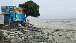 কুয়াকাটা সৈকতে ভয়াবহ ভাঙন, ঝুঁকিতে পুলিশ বক্স