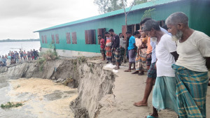 ‘স্কুলঘর তো নদীত চলি গেল, আমরা এখন কই ক্লাস করব’