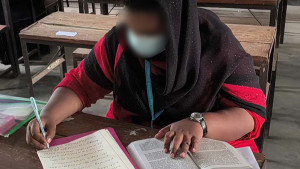 বই দেখে লিখছিলেন, ভিডিও করায় ২ সাংবাদিকের ওপর হামলা