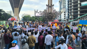 গ্যাস সংকটে পেট্রোবাংলার সামনে এনসিপির বিক্ষোভ