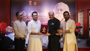 শ্রাবণের মেঘের ধারায় সুরের অঞ্জলি