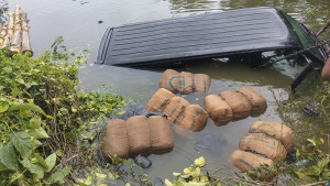 পুলিশের ধাওয়ায় পুকুরে মাইক্রোবাস, মিলল ৯ বস্তা গাঁজা
