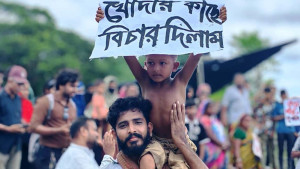 ‘খোদার কাছে বিচার দিলাম’, প্ল্যাকার্ড হাতে শিশুর প্রতিবাদ