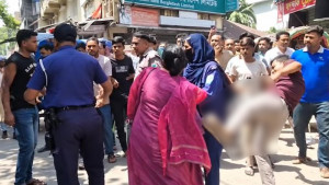 নারী ব্যবসায়ীকে পুলিশ হেফাজতে থাকা অবস্থায় মারধর