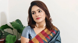 অল্পের জন্য প্রাণে বাঁচলেন মৌসুমী মৌ
