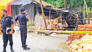 বাড়ির পাশে বালুভর্তি বস্তায় বিস্ফোরণ, শিশুসহ দগ্ধ ৩