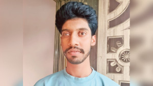 ‘কিছুক্ষণ পড়লেই  বাঁ চোখে চাপ  লাগে’
