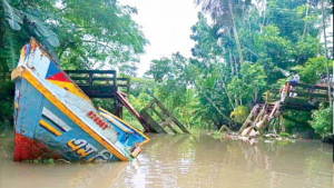 বালুবাহী বাল্কহেডের ধাক্কায় খালে পড়ল সেতু