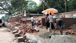 ফুটপাতঘেঁষে ২৬ দোকান নির্মাণ