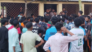 ফল খারাপ হওয়ায় শিক্ষকদের ছয় ঘণ্টা তালাবদ্ধ রেখে বিক্ষোভ