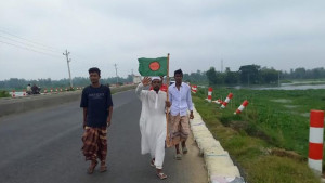 স্বপ্ন দেখেই হজের নিয়ত, পায়ে হেঁটে মক্কার পথে ভূমিহীন দুলাল