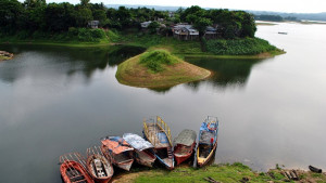 সাড়ে তিন মাস পর কাপ্তাই হ্রদে মাছ ধরা শুরু