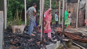 বসতঘরে দুর্বৃত্তের আগুন, বেড়া কেটে প্রাণে বাঁচলেন দম্পতি