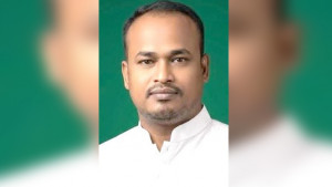 গুলি করে গাড়ি থামিয়ে স্বেচ্ছাসেবক দল নেতাকে কুপিয়ে জখম