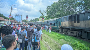 বগি লাইনচ্যুত হওয়ার সাড়ে ৭ ঘণ্টা পর ট্রেন চলাচল স্বাভাবিক