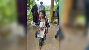 ছয় বছরের রাফিয়ার কাঁধে সংসারের বোঝা, ঝিনুক কুড়িয়ে চলে সংসার