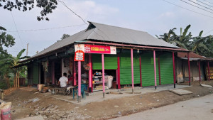 আদালতের আদেশ অমান্য করে বিরোধপূর্ণ জমিতে স্থাপনা নির্মাণ
