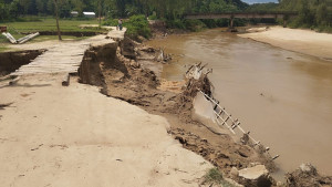 যত্রতত্র বালু তোলায় নদীভাঙন সড়ক যোগাযোগ বিচ্ছিন্ন