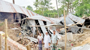 রোদে পুড়ে, বৃষ্টিতে ভিজে কাটছে তাদের জীবন