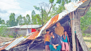 পাঁচ মেয়েকে নিয়ে পরিত্যক্ত  দোকানে ইসমত আরা