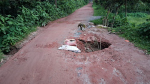 রাস্তা খুঁড়ে নিরুদ্দেশ ঠিকাদার, চার বছর ধরে দুর্ভোগে মানুষ