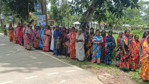 ছয় সপ্তাহ ধরে মজুরি বন্ধ শ্রমিকদের অবস্থান কর্মসূচি