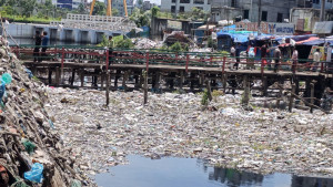 বর্জ্যে ভরা প্রধান নিষ্কাশন খাল সেচ পাম্পে পানি যায় না