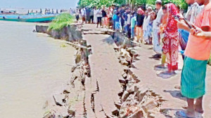 ১০০ মিটার তলিয়েছে পদ্মায়