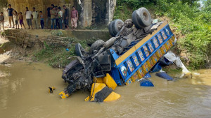 সেতুর রেলিং ভেঙে ট্রাক খাদে পড়ে চালক নিহত আহত হেলপার