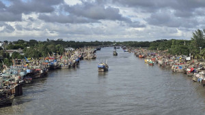 বরফ সংকটে মৎস্যকেন্দ্রে আটকা শত শত ট্রলার