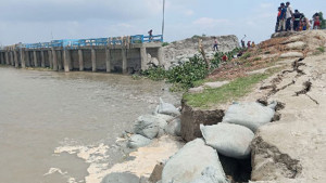 প্রবল স্রোতে নদীতে হাসনাপাড়া স্পারের ৩০ মিটার