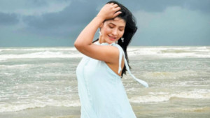 পাহাড়ের কোলঘেঁষা সমুদ্রে