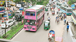 গোলাপি বাসের খোঁজে রোদে ঘর্মাক্ত নারী