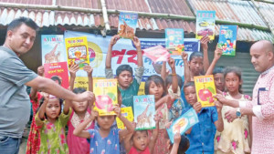 দেশজুড়ে ছড়িয়ে পড়ছে পথ পাঠাগার