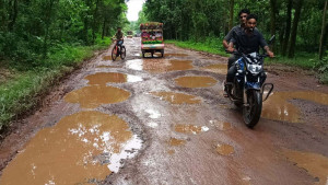 সড়কে বড় বড় গর্ত, হেলেদুলে ধীরগতিতে যানবাহন চলাচল