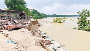 অবৈধ বালু উত্তোলনে ভাঙনের মুখে কয়েকটি গ্রাম