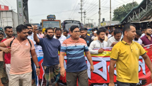 ডিমে লোকসান-ফিডে ‘আগুন’  মহাসড়কে প্রান্তিক খামারিরা