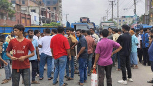 চুরির মামলায় চালক কারাগারে প্রতিবাদে সড়ক অবরোধ