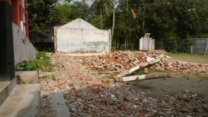 নিলাম ছাড়াই পুরোনো  স্কুল ভবন ভেঙে বিক্রি
