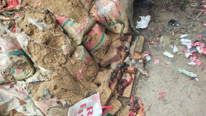 ঘরের পাশে বালুর বস্তায় বিস্ফোরণ, একই পরিবারের তিনজন দগ্ধ