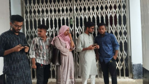 এবার সিভিল সার্জন কার্যালয়ের প্রধান ফটকে তালা দিলেন আন্দোলনকারীরা