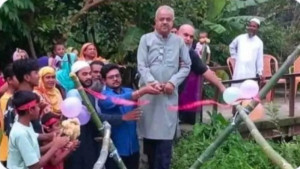 বরিশালে ফিতা কেটে বাঁশের সাঁকো উদ্বোধন করলেন বিএনপি নেতা