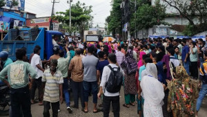 কারখানা বিক্রির আশঙ্কায় সড়ক অবরোধ, শ্রমিকদের বিক্ষোভ