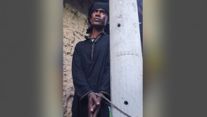 বোরকা পরে চুরি করতে গিয়ে যুবক আটক