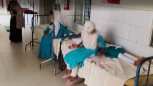 চাঁপাইনবাবগঞ্জে ফুটপাতের দোকানের পিঁয়াজু খেয়ে অসুস্থ ৯ শিক্ষার্থী