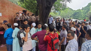 জুলাই জাদুঘরের প্রবেশমুখেই থমকে দাঁড়ায় মানুষ