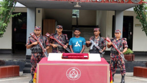যশোরে ১ কোটি ১০ লাখ টাকার স্বর্ণের বারসহ পাচারকারী আটক